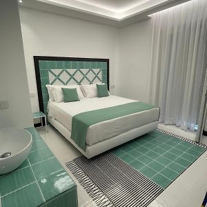 Zimmer mit Kingsize-Bett